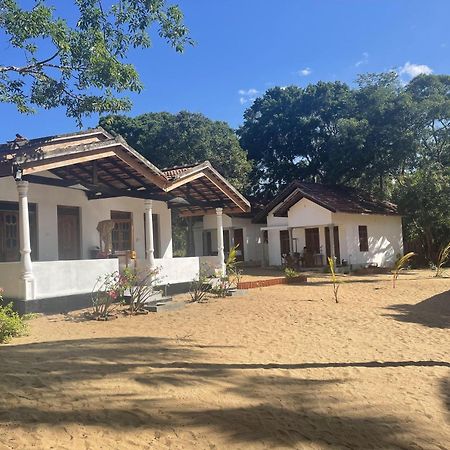 Coconut Hill Arugam Bay Hostel ภายนอก รูปภาพ