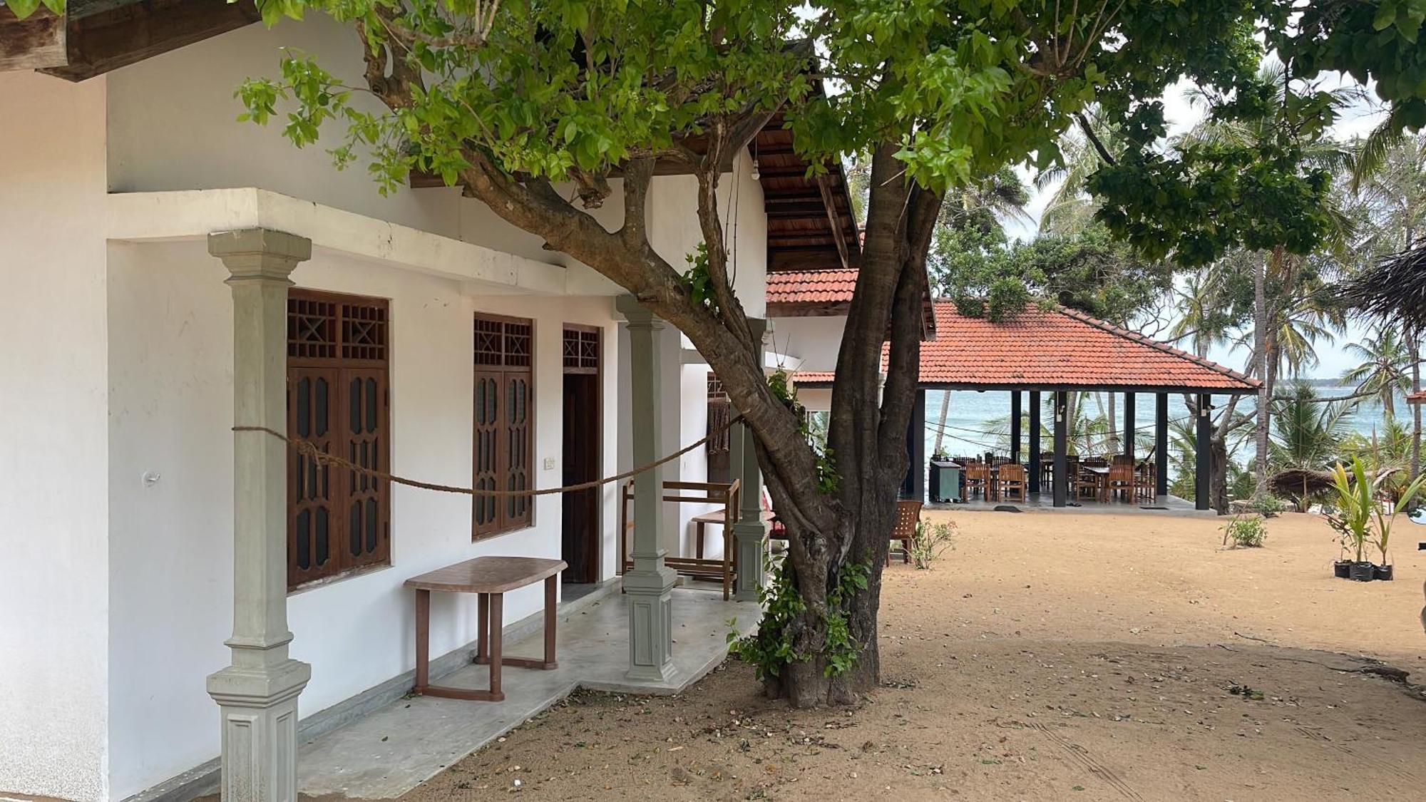 Coconut Hill Arugam Bay Hostel ภายนอก รูปภาพ