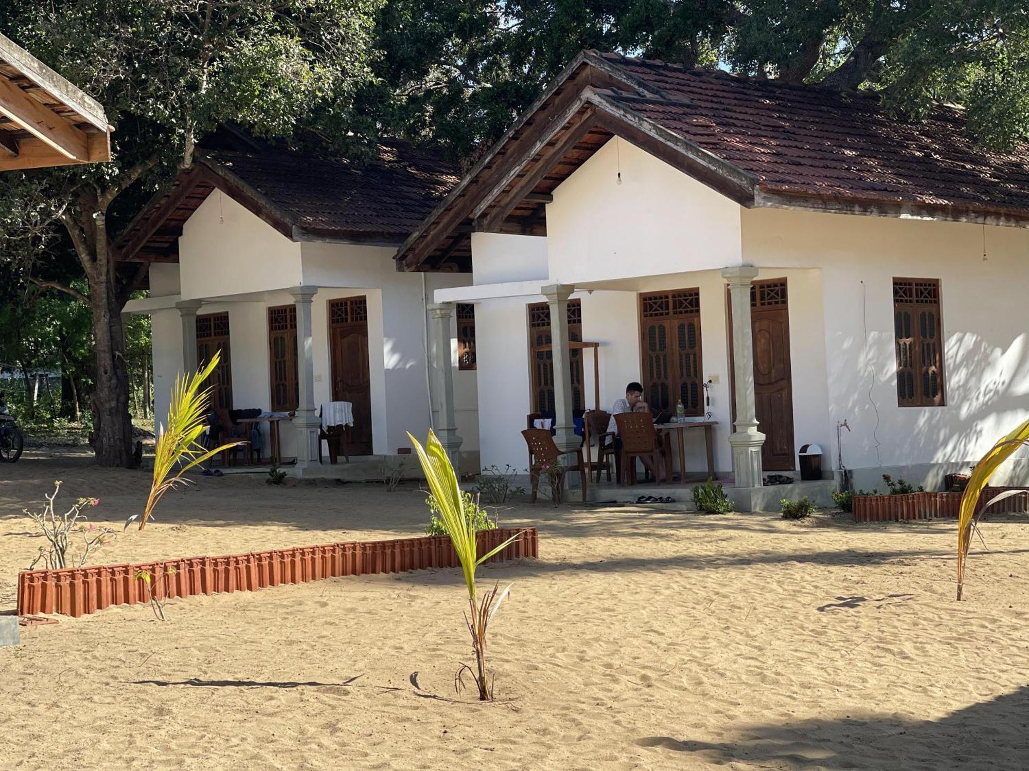 Coconut Hill Arugam Bay Hostel ภายนอก รูปภาพ